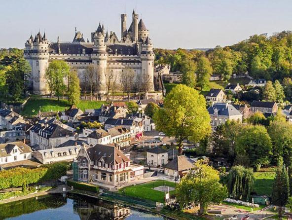 L'Inattendue Pierrefonds Bagian luar foto